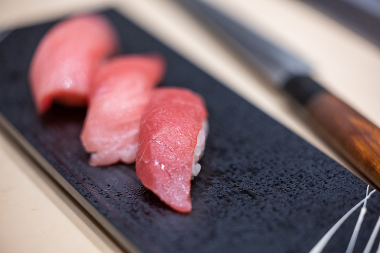 職人の技、新鮮な鮪。