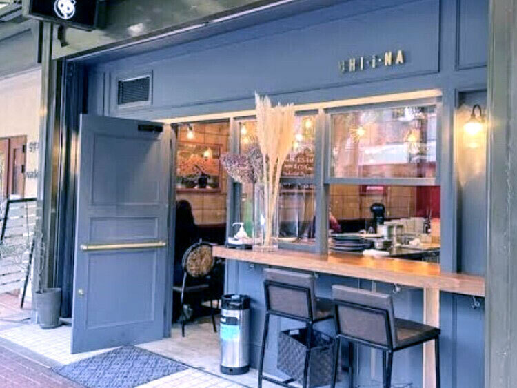 ビストロ風のオシャレ外観で女性人気が高い