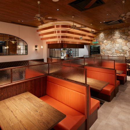 家族連れも！開放感のある洋風な店内◎