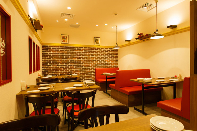 赤を基調とした温かみのある店内