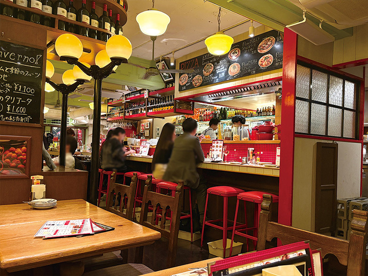 明るくにぎやかな店内