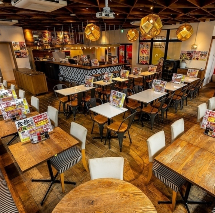 活気あるお祭り雰囲気の店内です