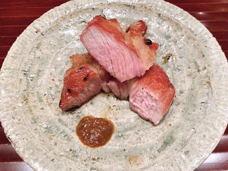 名物は店で焼きあげる叉焼（チャーシュー）