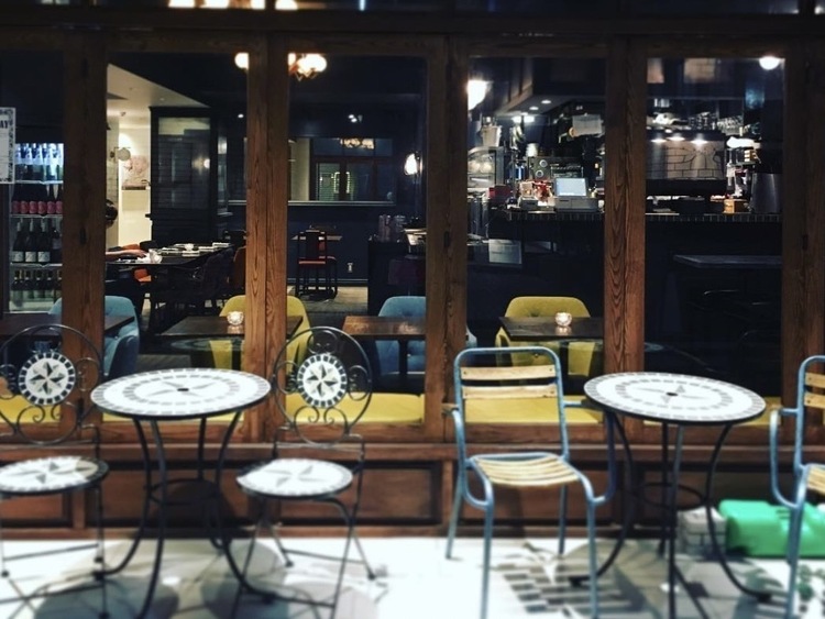 テラス席もあるおしゃれな店舗