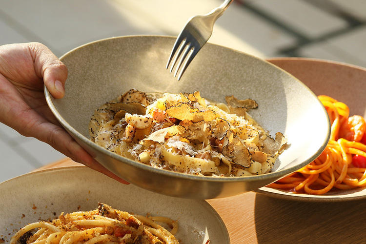 自家製手打ちパスタとL.A.デリが魅力