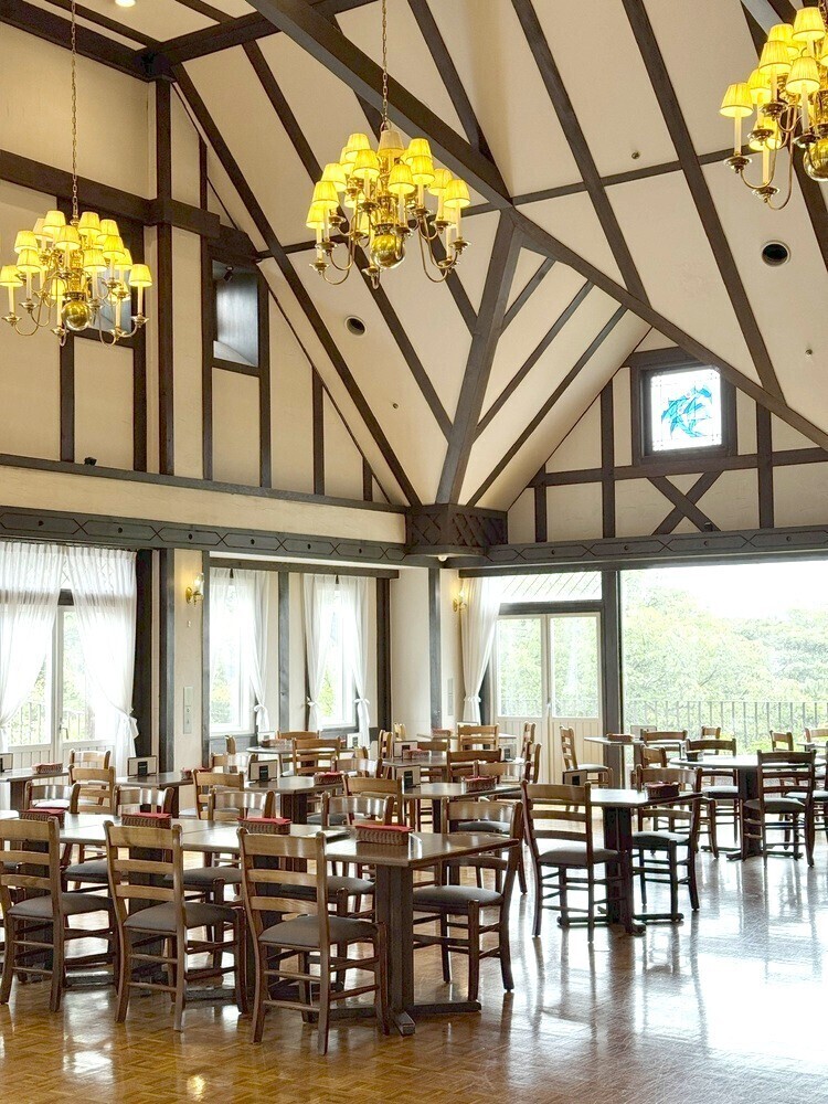 洗練された雰囲気と天井も高く開放的な空間