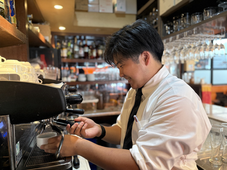 エスプレッソマシーンでラテアートも提供