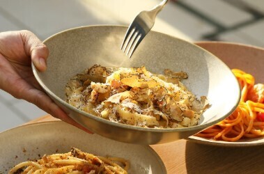 焼きたてアツアツ、多彩な本格ピザ。			