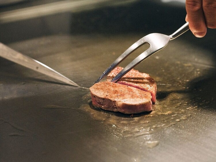 焼き音や香り、炎の演出まで料理の一部