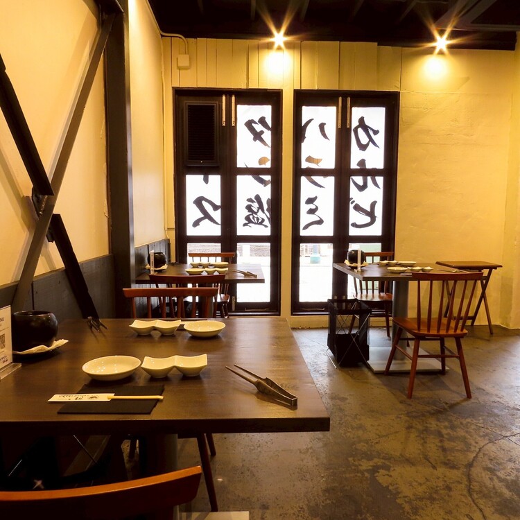 店内はゆったり広々として居心地◎