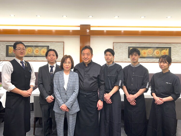 オーナーシェフと20〜30代の若手が中心