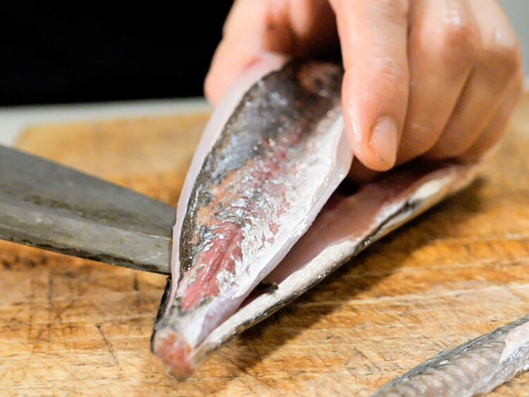 魚の捌き方も一から教えます。