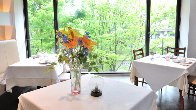 シェフが生けた花でテーブルコーディネート