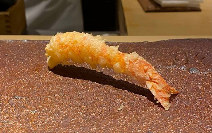 ◆熟練の技で衣の量と揚げ時間を調整！