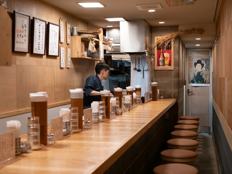 お客様との距離も近い全10席のカウンター