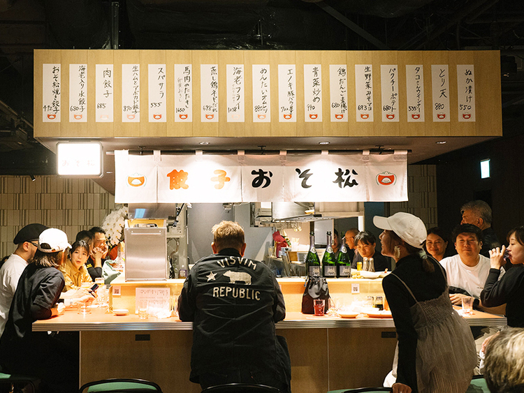 カウンターメインの店内×圧倒的なライブ感
