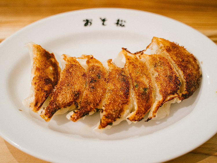大衆料理の餃子を百名店の「ご馳走」へ昇華
