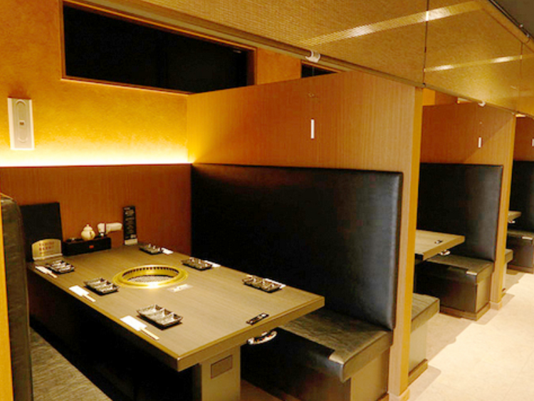 本格和牛焼肉が楽しめるモダンな店内♪