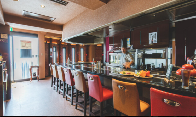 カウンター主体のお店です