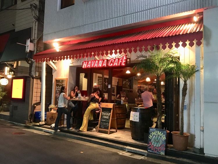 六本木の裏路地に位置するダイニングバー