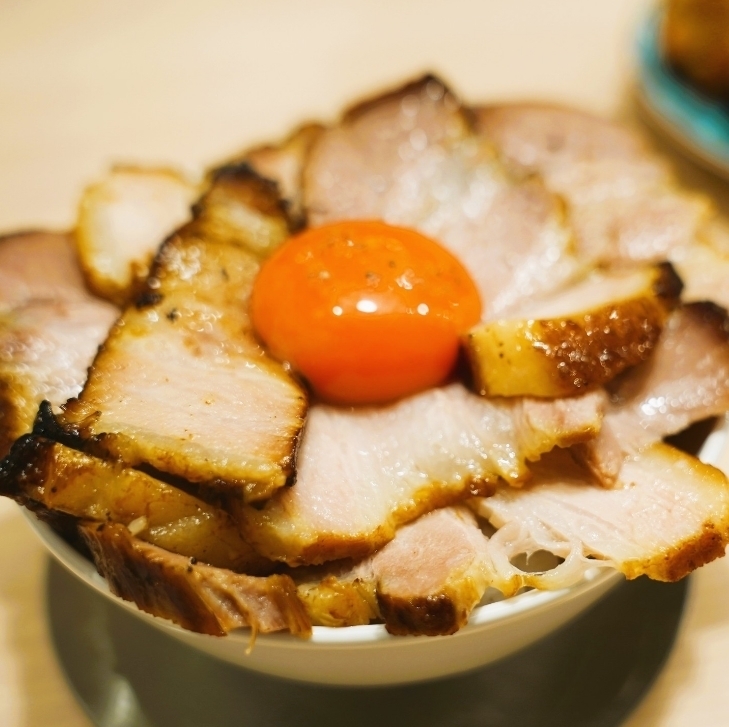自家製チャーシューたっぷりの丼も人気