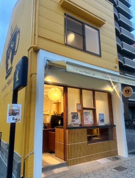 併設のカフェは黄色い建物が目印