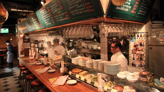 厨房の活気や臨場感が届くオープンキッチン