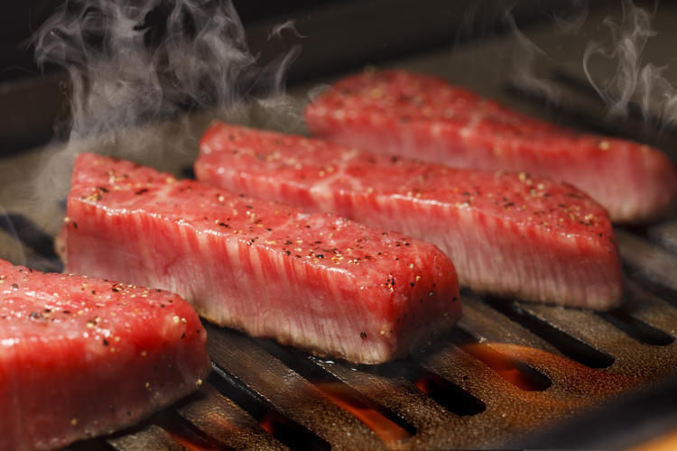 極上の黒毛和牛を、お客様の目の前で丁寧に