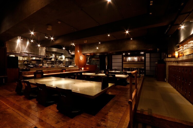 木と石と畳を基調とした落ち着いた空間