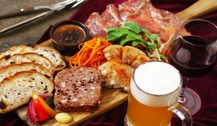 お酒の供に欠かせない、自家製パテとパン。