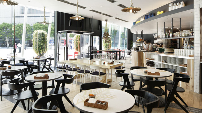 開放感に満ちた明るい店内