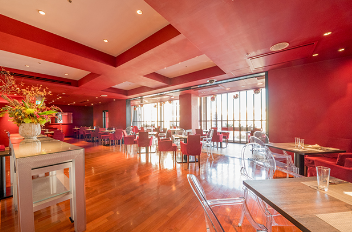 全方位“深紅”に染められた非日常的な空間