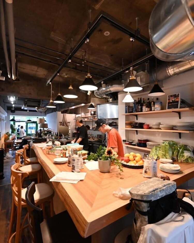 カウンターメインの空間。ワイン20種以上