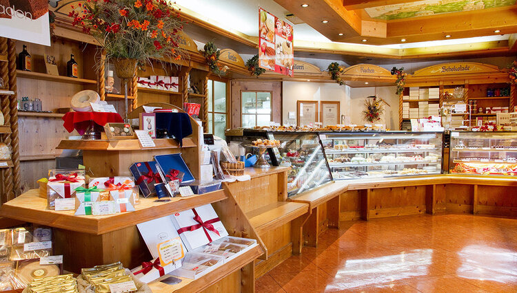 ケーキやチョコレート、ジェラートも販売♪