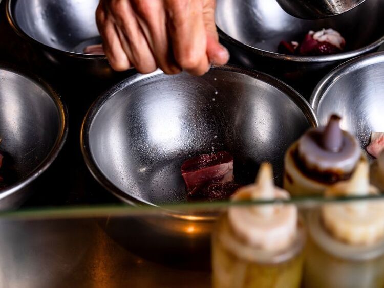 焼きや串打ちなどの調理スキルがあれば優遇