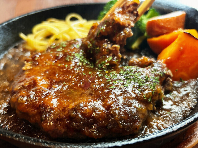 ランチは熟成牛100％のレアハンバーグ