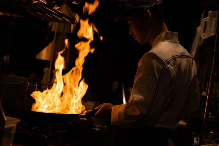 香ばしさが引き立つ、こだわりの炭火焼き