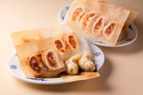 大人気の羽根つき餃子はリピート必須！