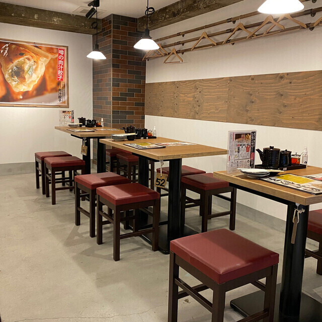 ゆったりレイアウトを組んだ店内☆