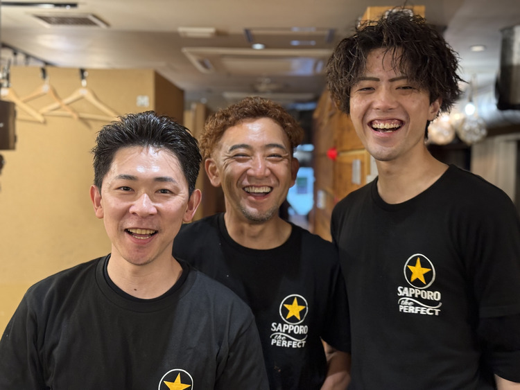 大将の爆笑に釣られて全員笑顔な社員トリオ