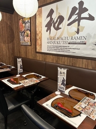 内装にもこだわり、落ち着いた店内です。