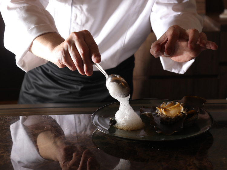 鉄板を活用した創作料理が自慢のお店◎