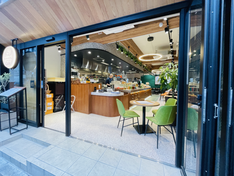 天井も高く、ナチュラル感のある店内です♪