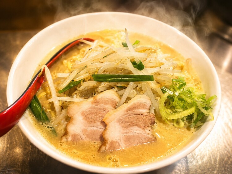 自家製の濃厚味噌は味わい深く、麺と合う◎
