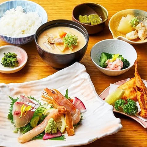人気の定食!自慢の粕汁は飲み放題