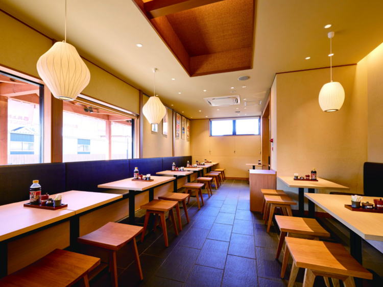 店内はカウンター・テーブル合わせて63席