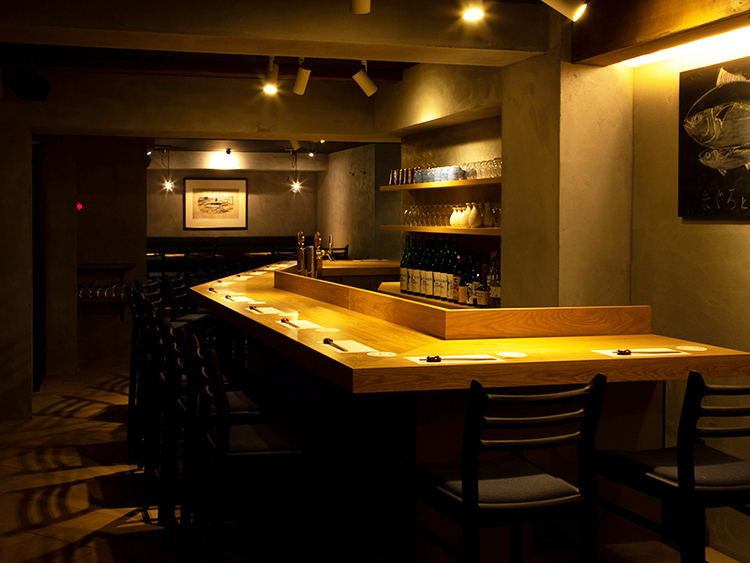 モダンな雰囲気の店内が活躍のステージ★