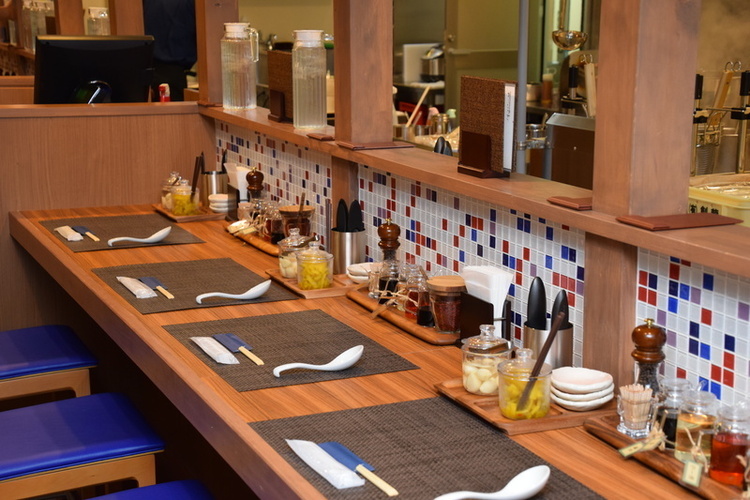 高い天井と広い店内による解放感