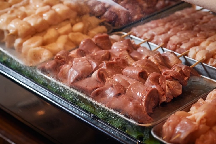 毎朝仕入れる朝締めの豚や鶏を丁寧に串打ち