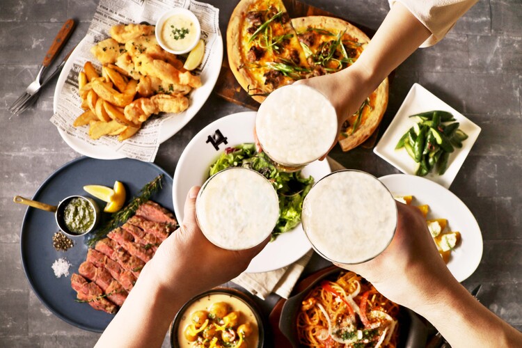 爽やかなテラスで味わうクラフトビール